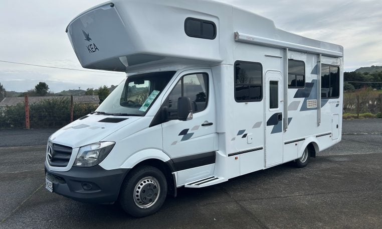 2015 Kea Horizon M721 exterior view showing the awning.