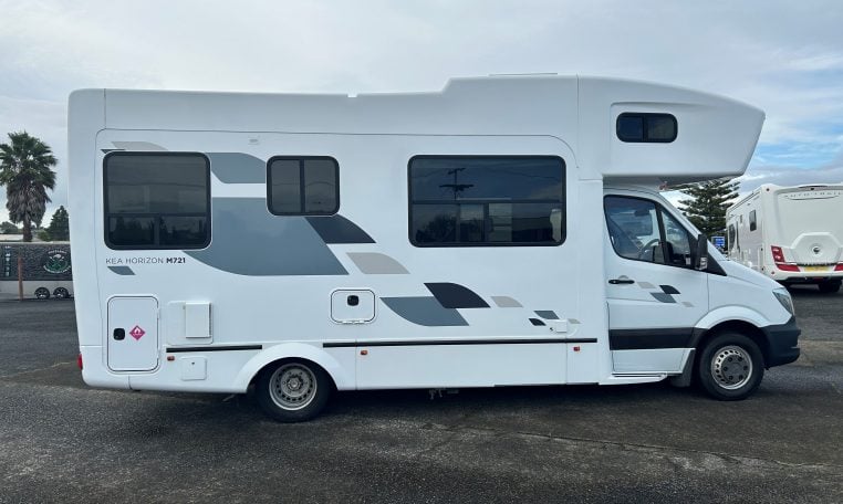 2015 Kea Horizon M721 exterior side view.