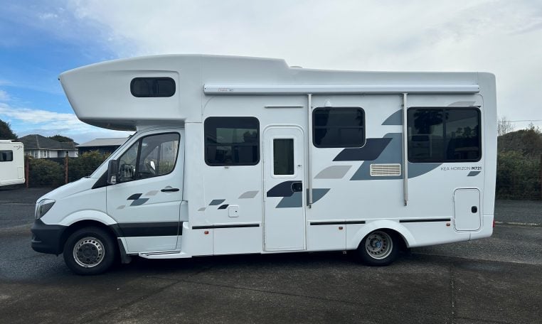 2015 Kea Horizon M721 exterior side view showing the habitation door.