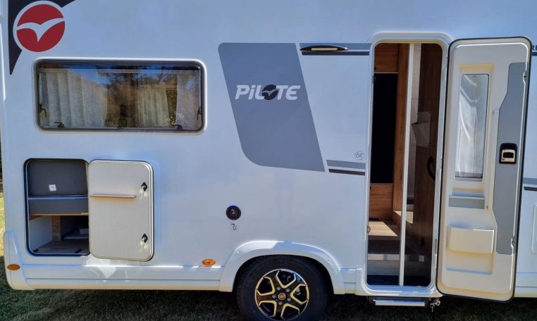 Fiat Ducato Pilote P696U exterior showing the habitation door.