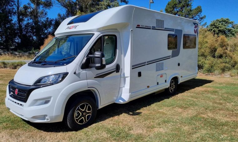 Fiat Ducato Pilote P696U exterior profile view.