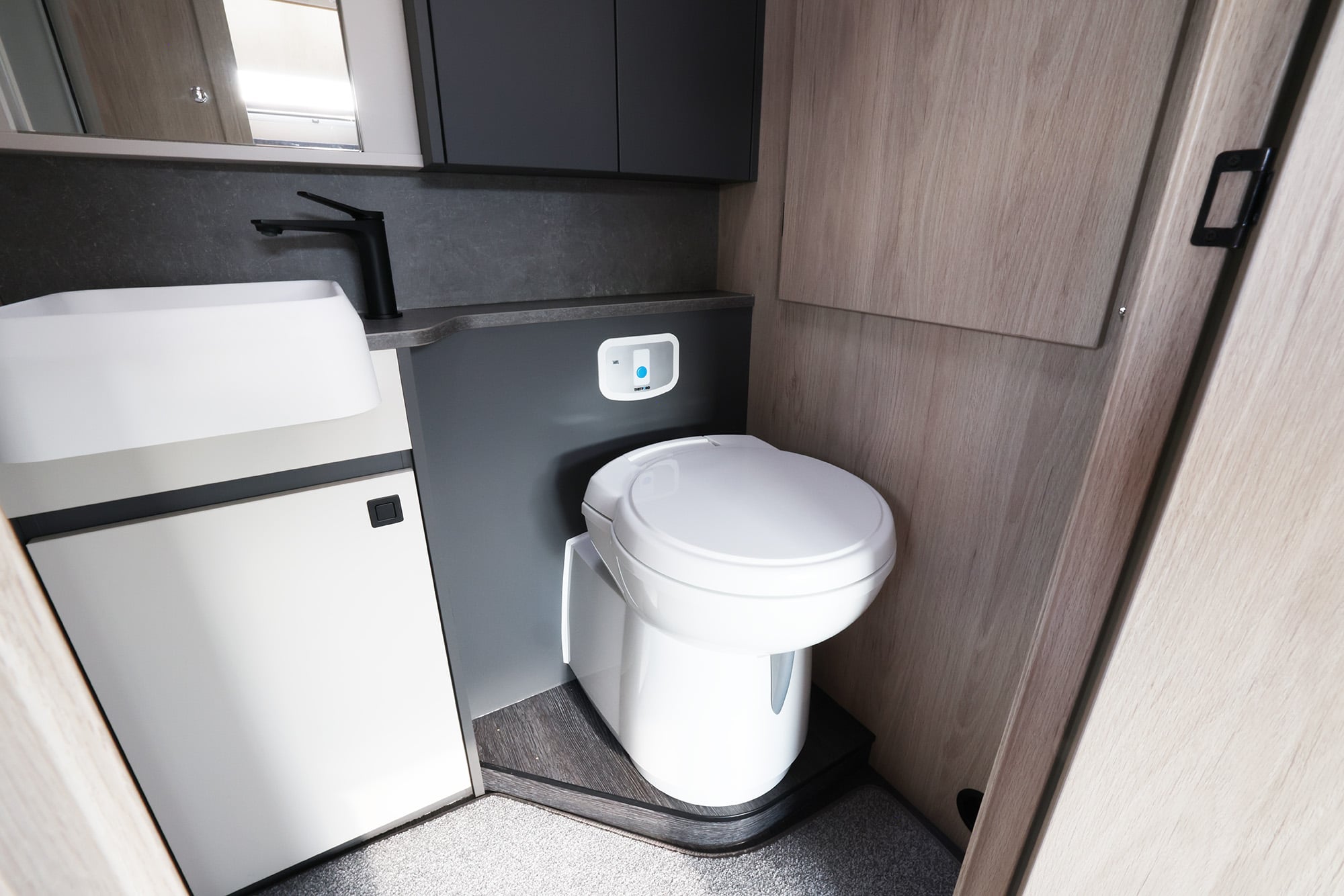 2026 - Auto-Trail - F-Line F60 - Interior Rear Bathroom 2026 - Auto-Trail - F-Line F60 - Interior Rear Bathroom