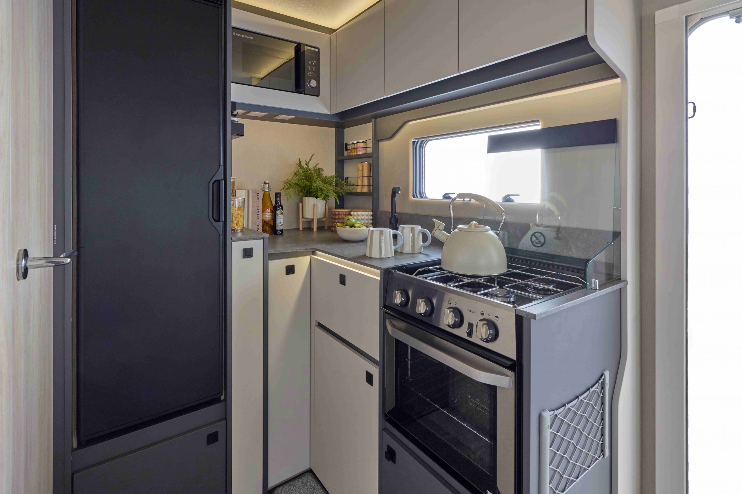 2026 - Auto-Trail F-Line F62 - Interior Kitchen Hobs 026 - Auto-Trail F-Line F62 - Interior Kitchen Hobs