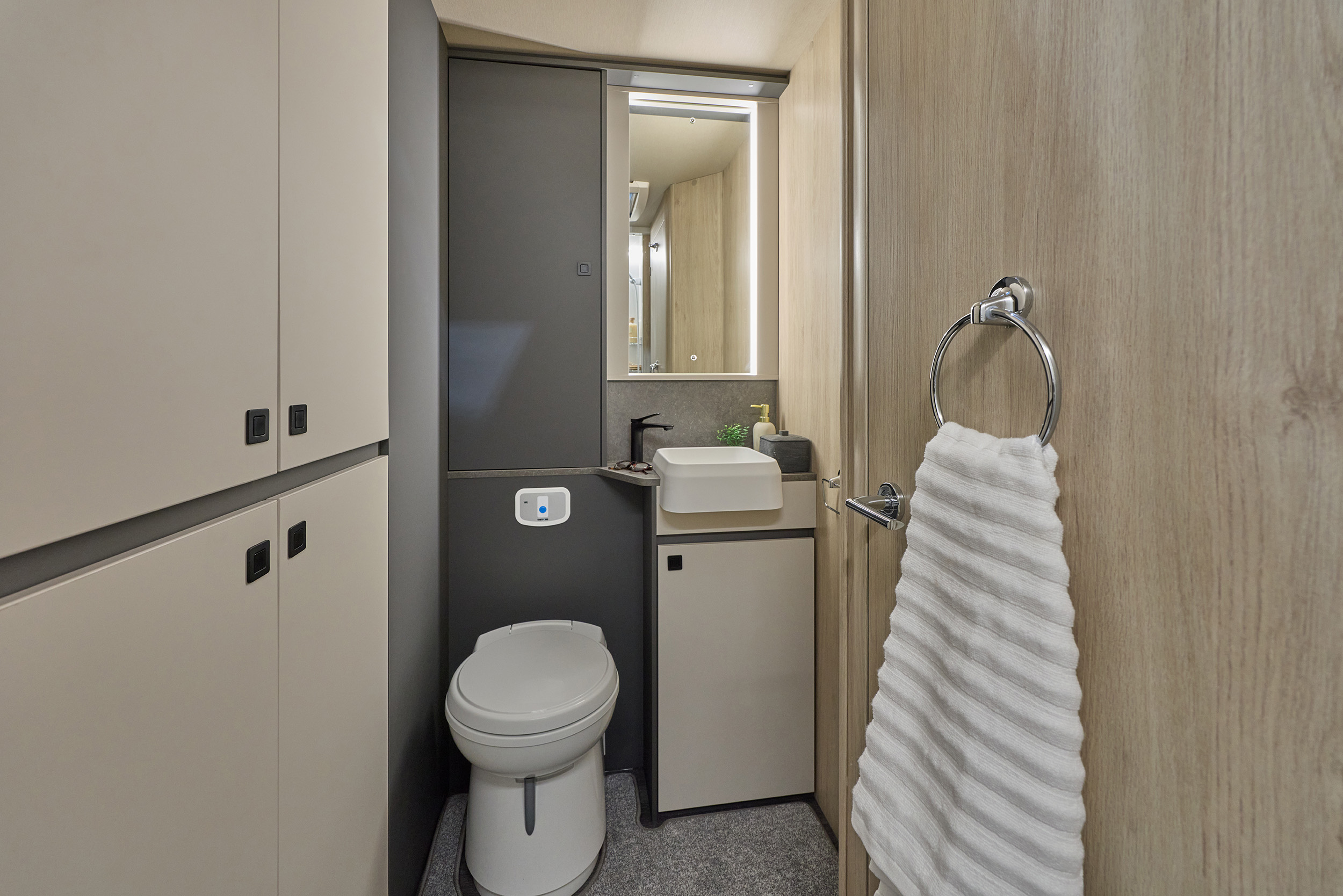 2026 - Auto-Trail - F-Line - F67 - Interior Bathroom 2026 - Auto-Trail - F-Line - F67 - Interior Bathroom