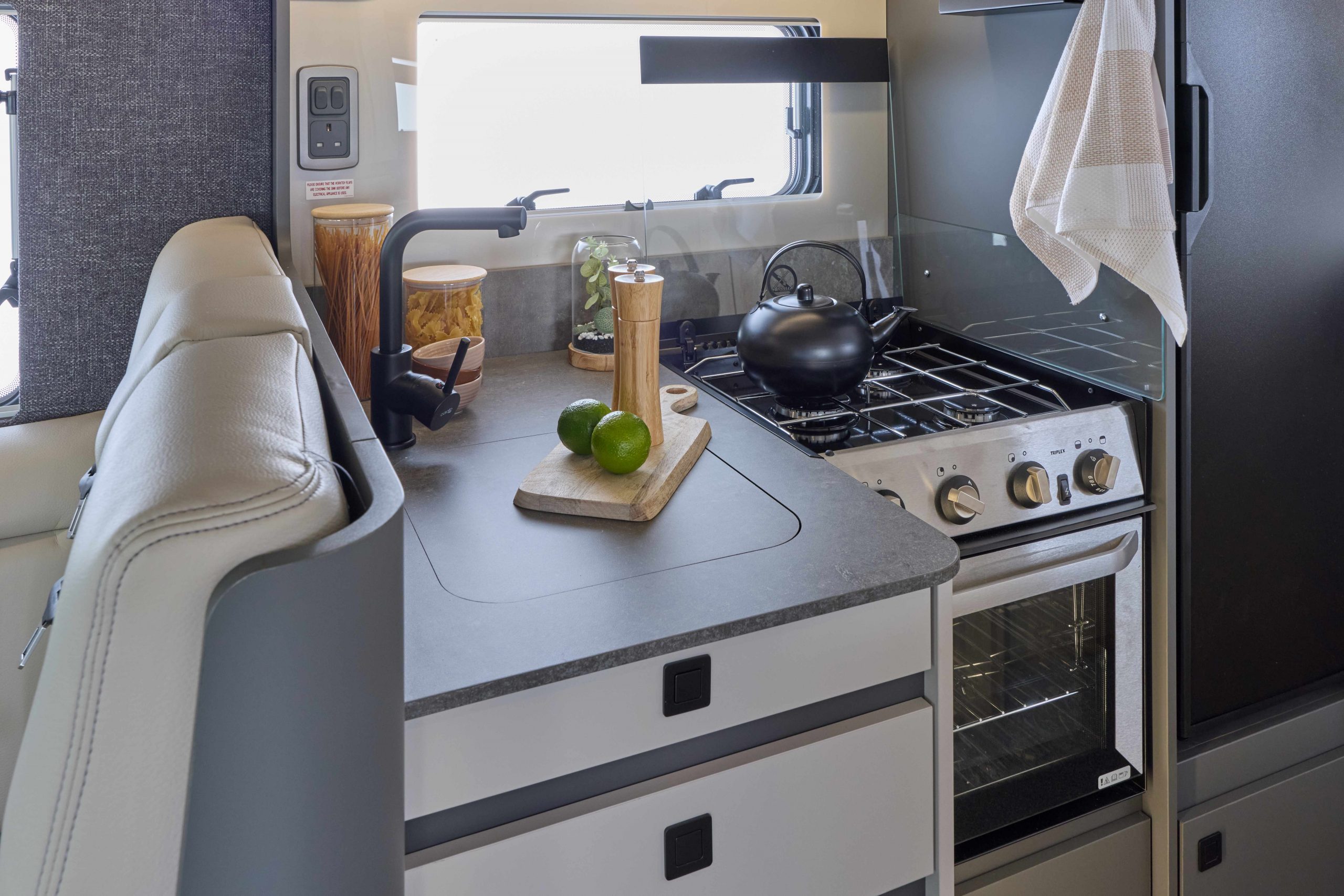 2026 - Auto-Trail F-Line F70 - Interior 3 x Gas Burner