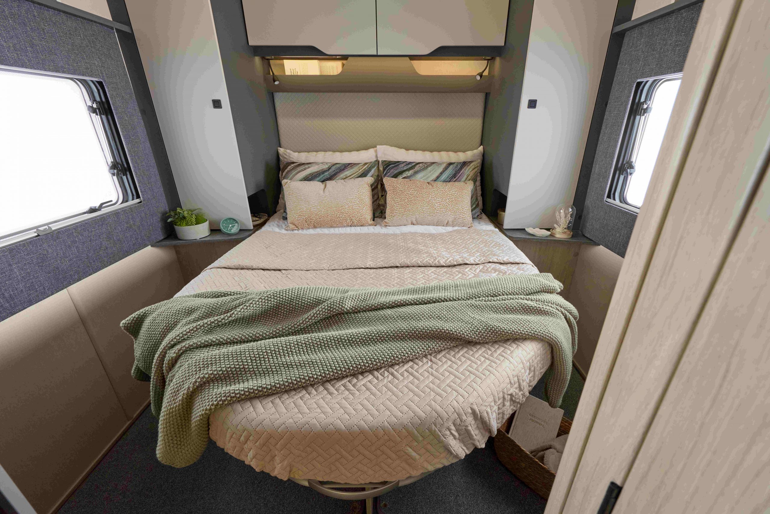 2026 - Auto-Trail - F-Line - F74 - Interior Island Bed