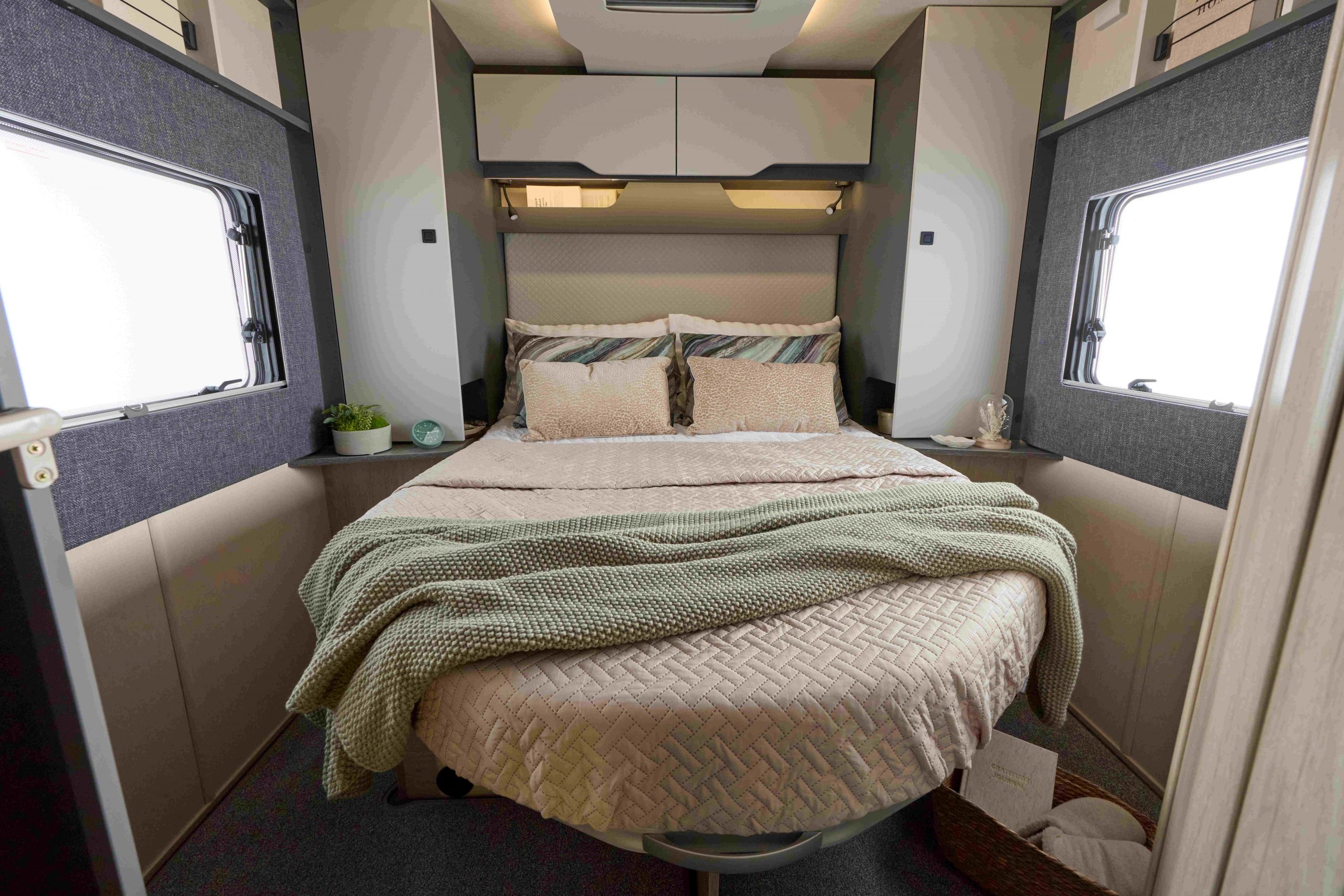 2026 - Auto-Trail - F-Line - F74 - Interior Rear Island Bed