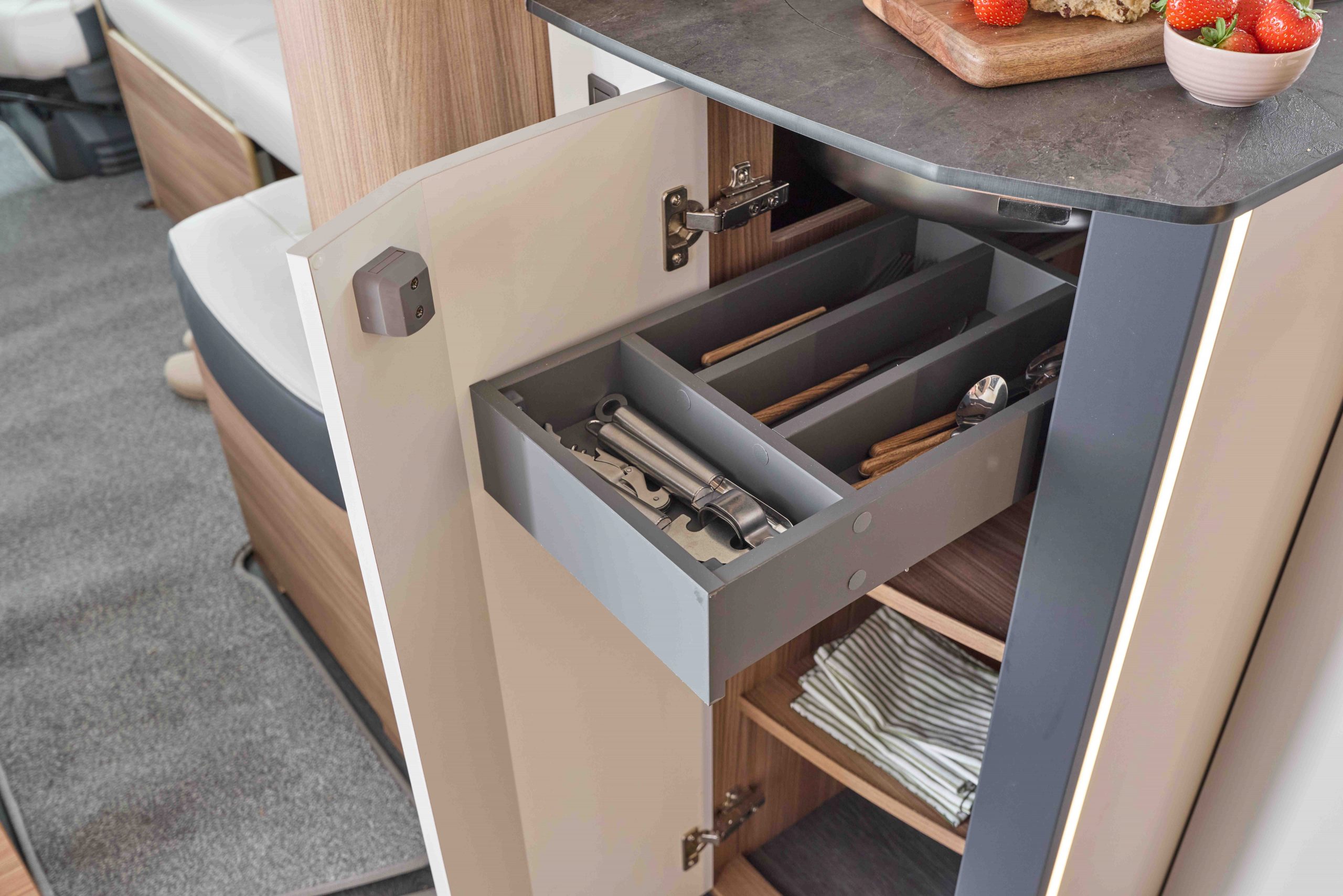 2026 - Auto-Trail - Frontier Comanche - Interior Soft Close Cuttlery 2026 - Auto-Trail - Frontier Comanche - Interior Soft Close Cuttlery