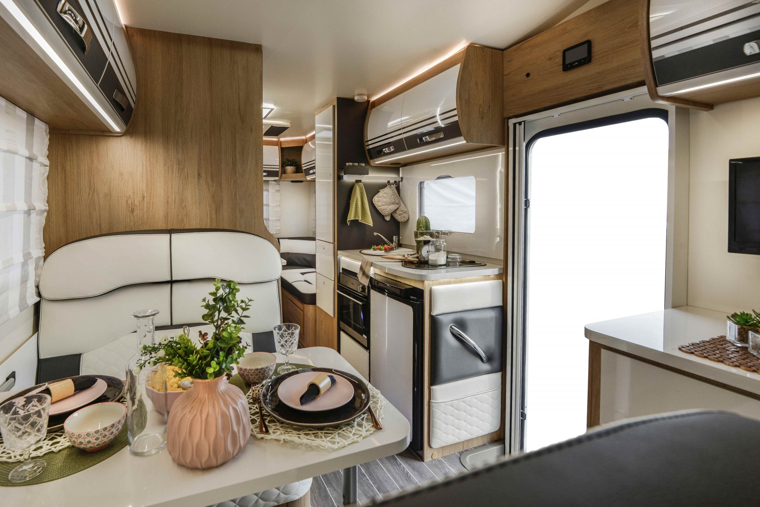2026 - Roller Team - Auto Roller - 746 - Interior Dinette