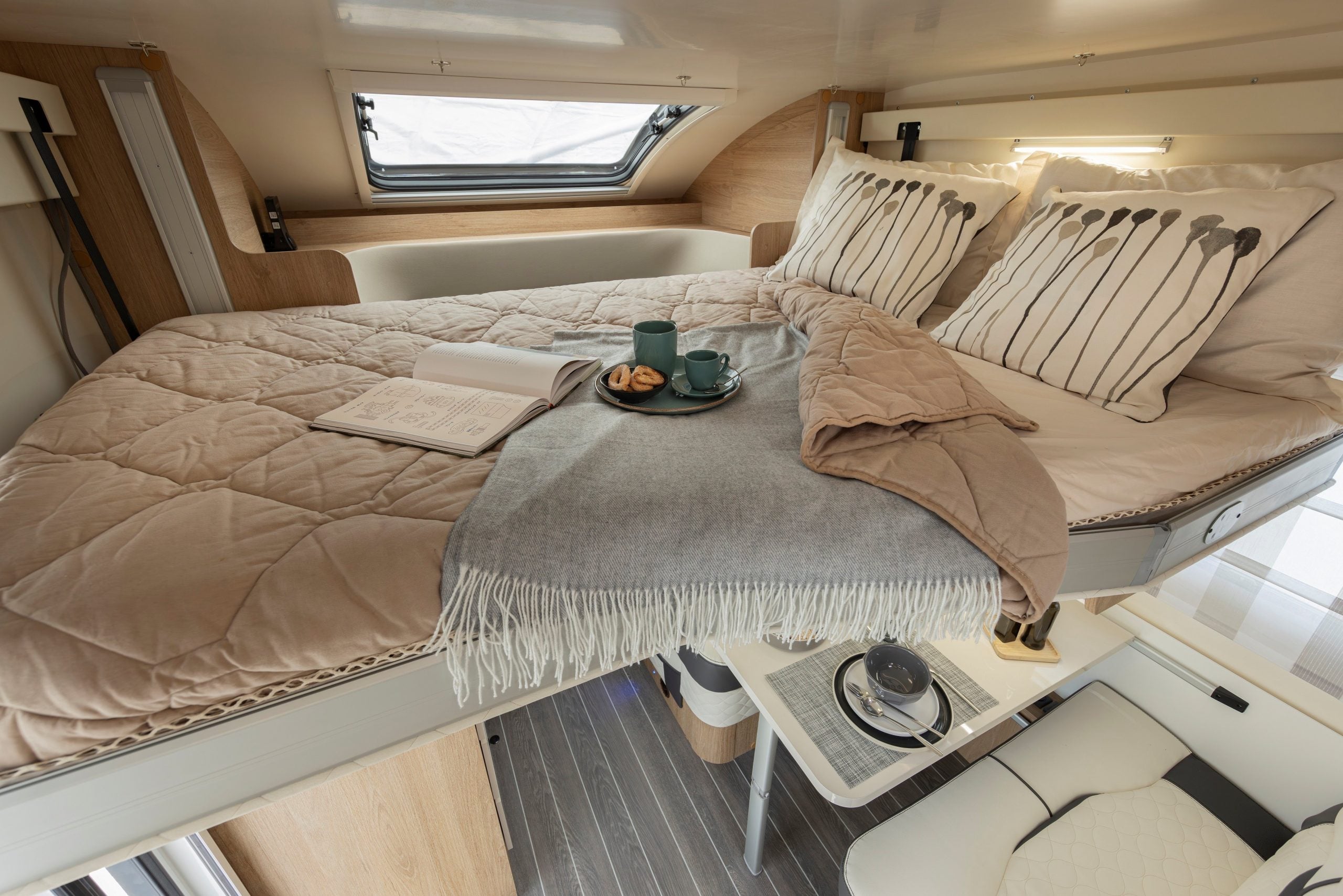 2026 - Roller Team - Auto Roller - 747 - Interior Bed Over Dining