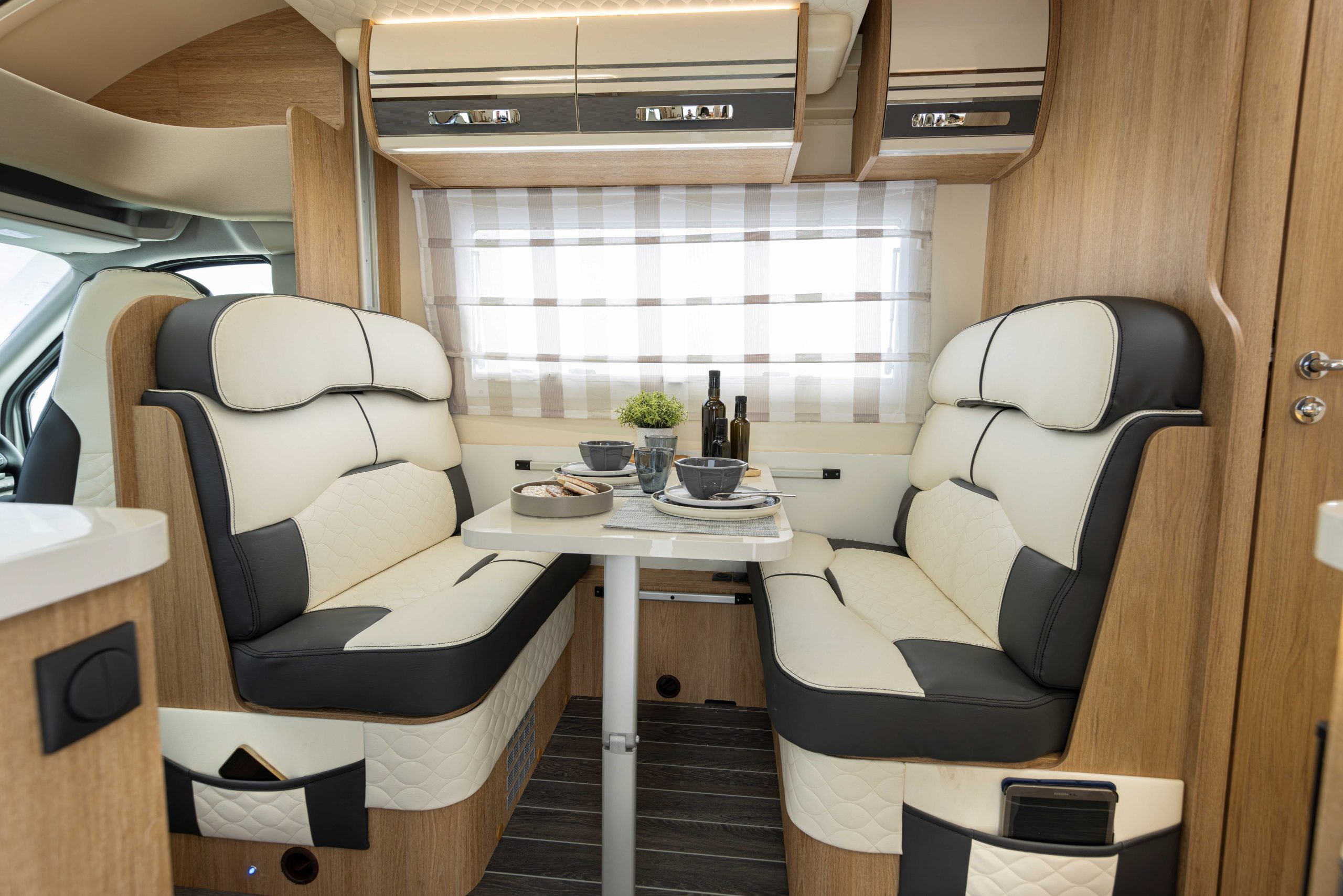 2026 - Roller Team - Auto Roller - 747 - Interior Dining Adjustable Table