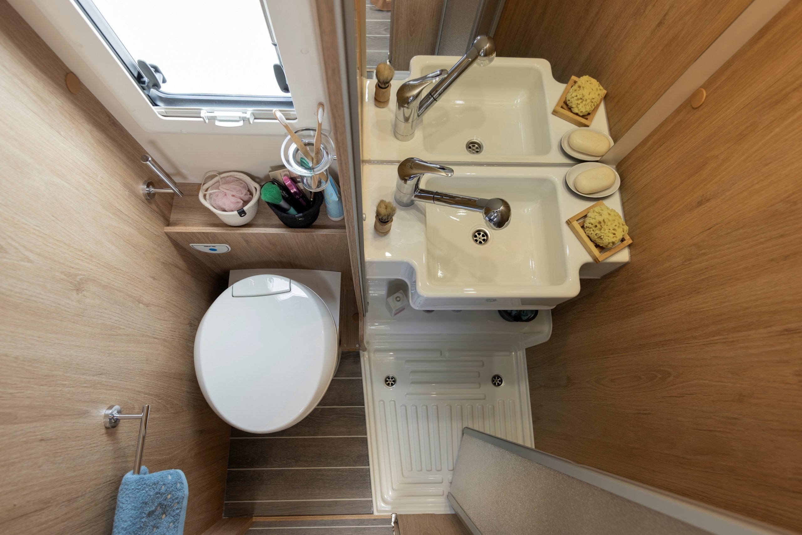 2026 - Roller Team - Auto Roller - 747 - Interior Hand Basin