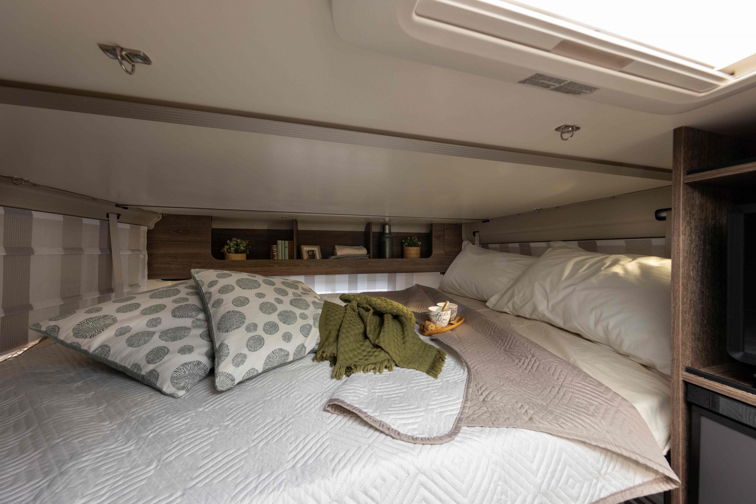 2026 - Roller Team - T-Line - 700 - Interior Drop-down Bed