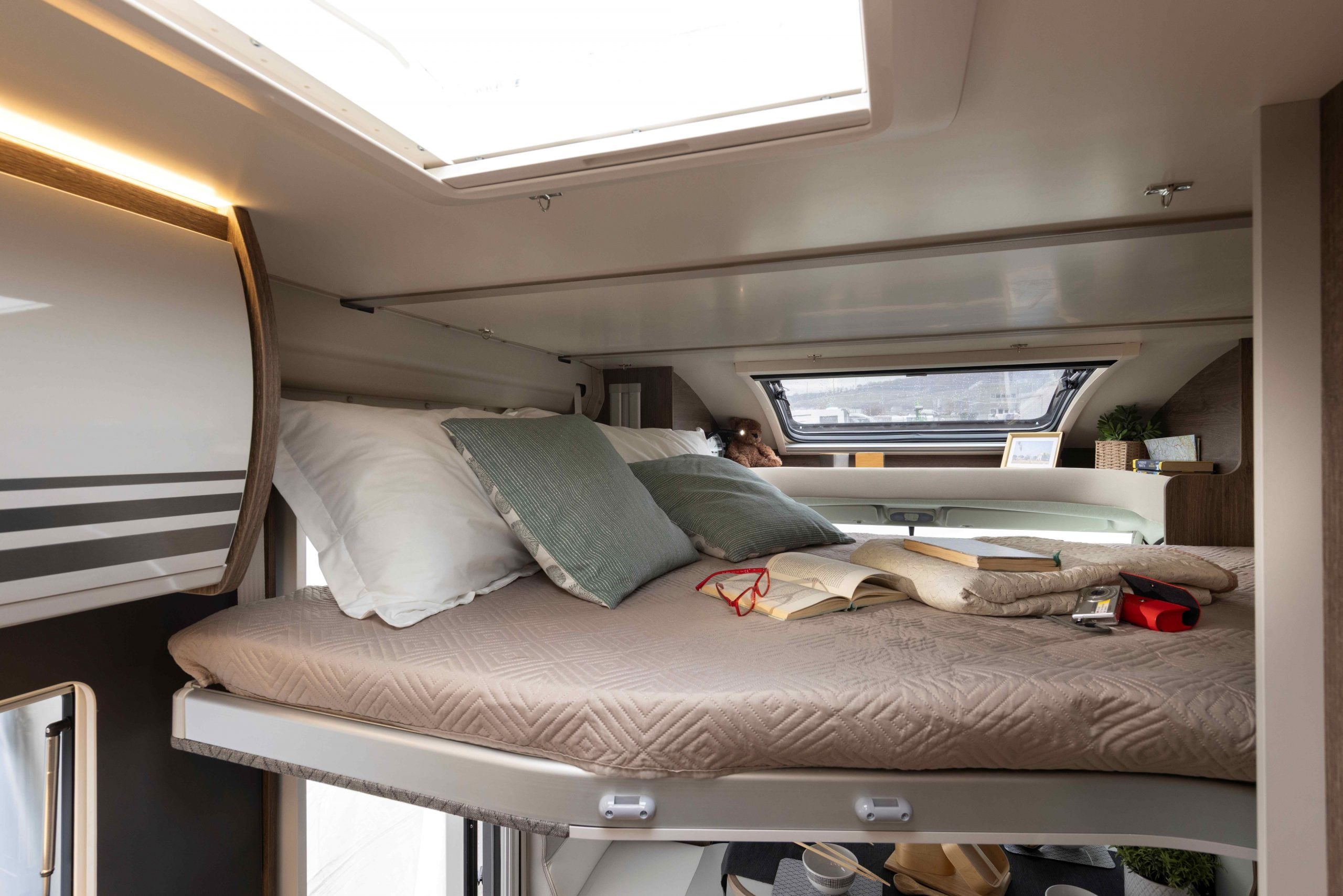 2026 - Roller Team - T-Line - 700 - Interior Drop-down Bed Handles