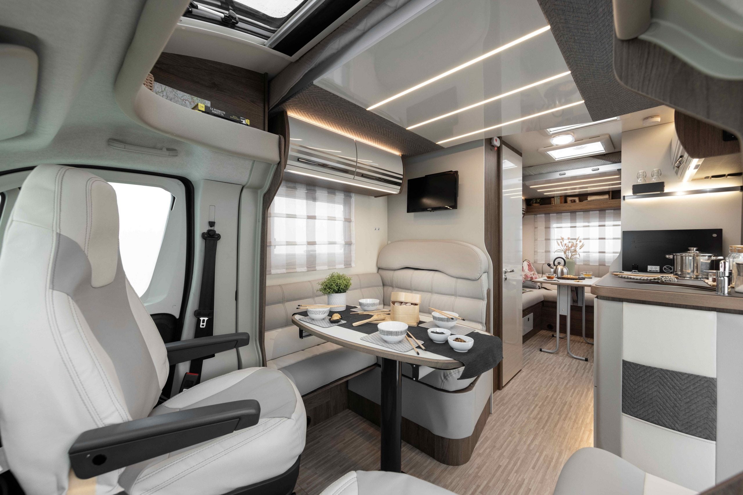 2026 - Roller Team - T-Line - 700 - Interior Front Dining with Swivel Seats