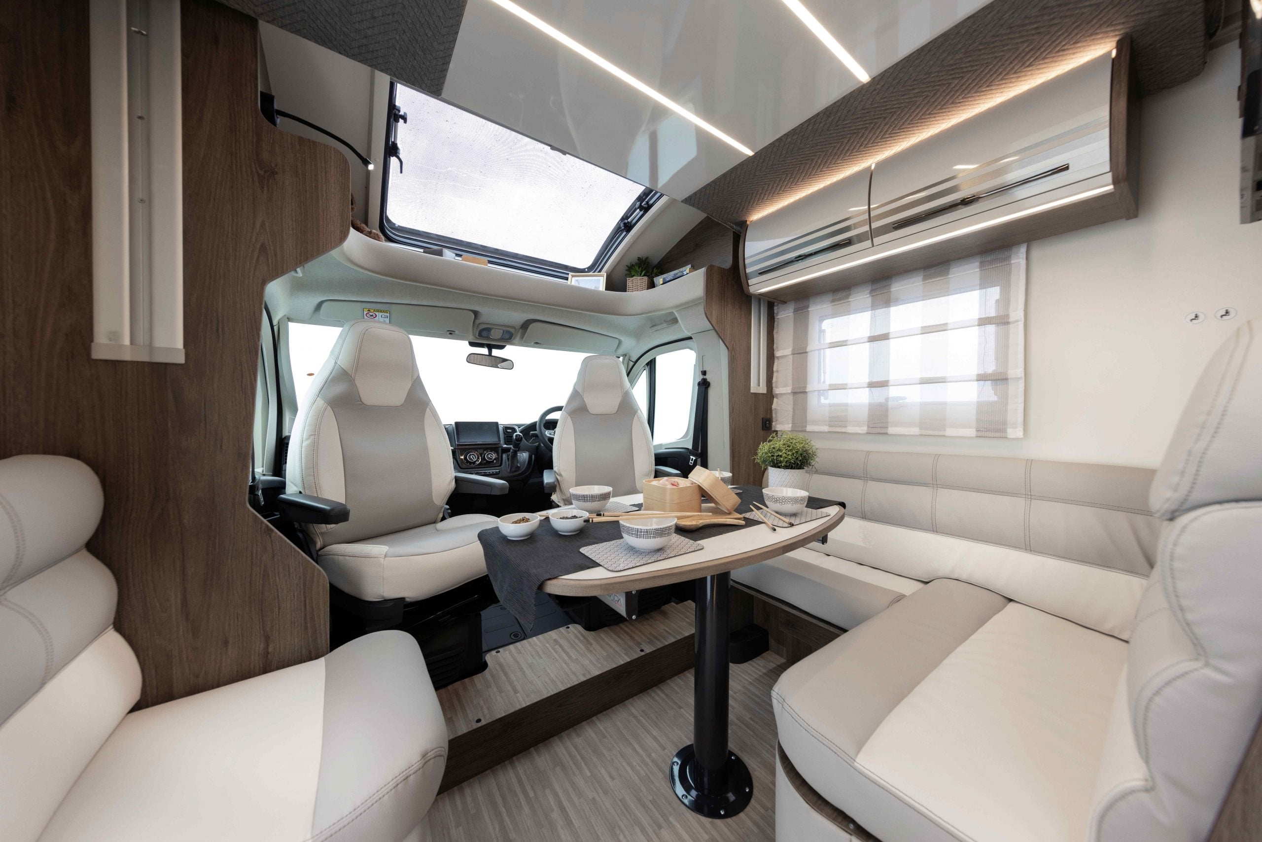 2026 - Roller Team - T-Line - 700 - Interior L-Shaped Dining