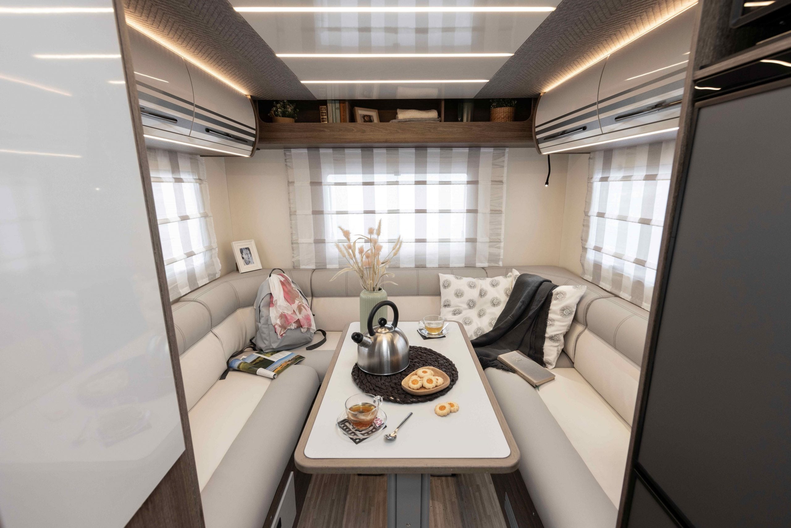 2026 - Roller Team - T-Line - 700 - Interior Rear Lounge