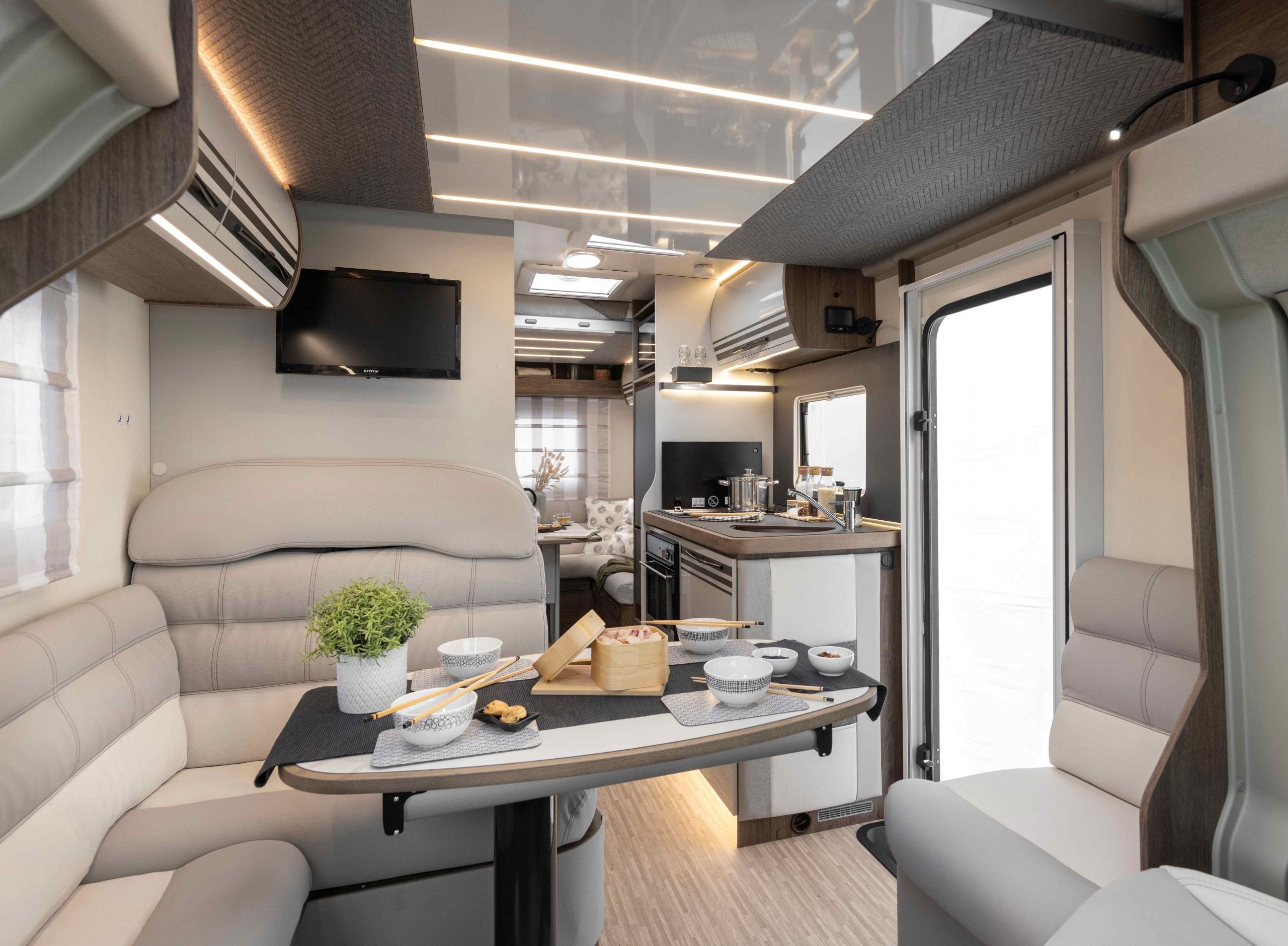 2026 - Roller Team - T-Line - 700 - Interior Rear Lounge TV