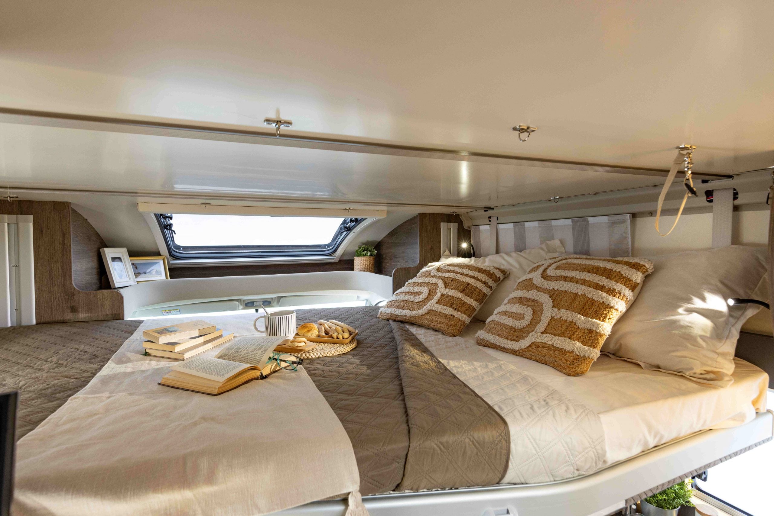2026 - Roller Team - T-Line - 740 - Interior Bed Over Front Lounge