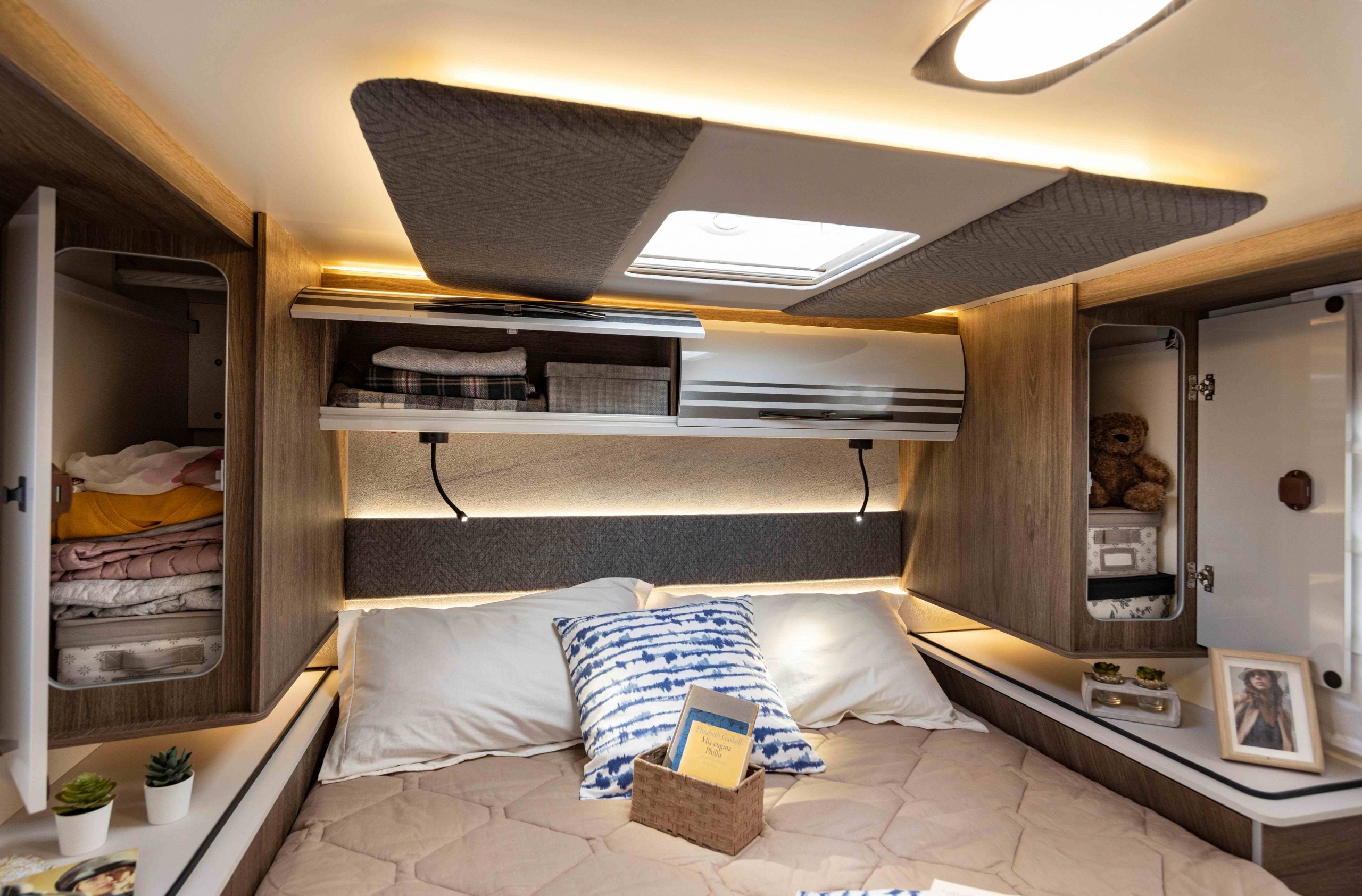 2026 - Roller Team - T-Line - 740 - Interior Bedroom Skylight