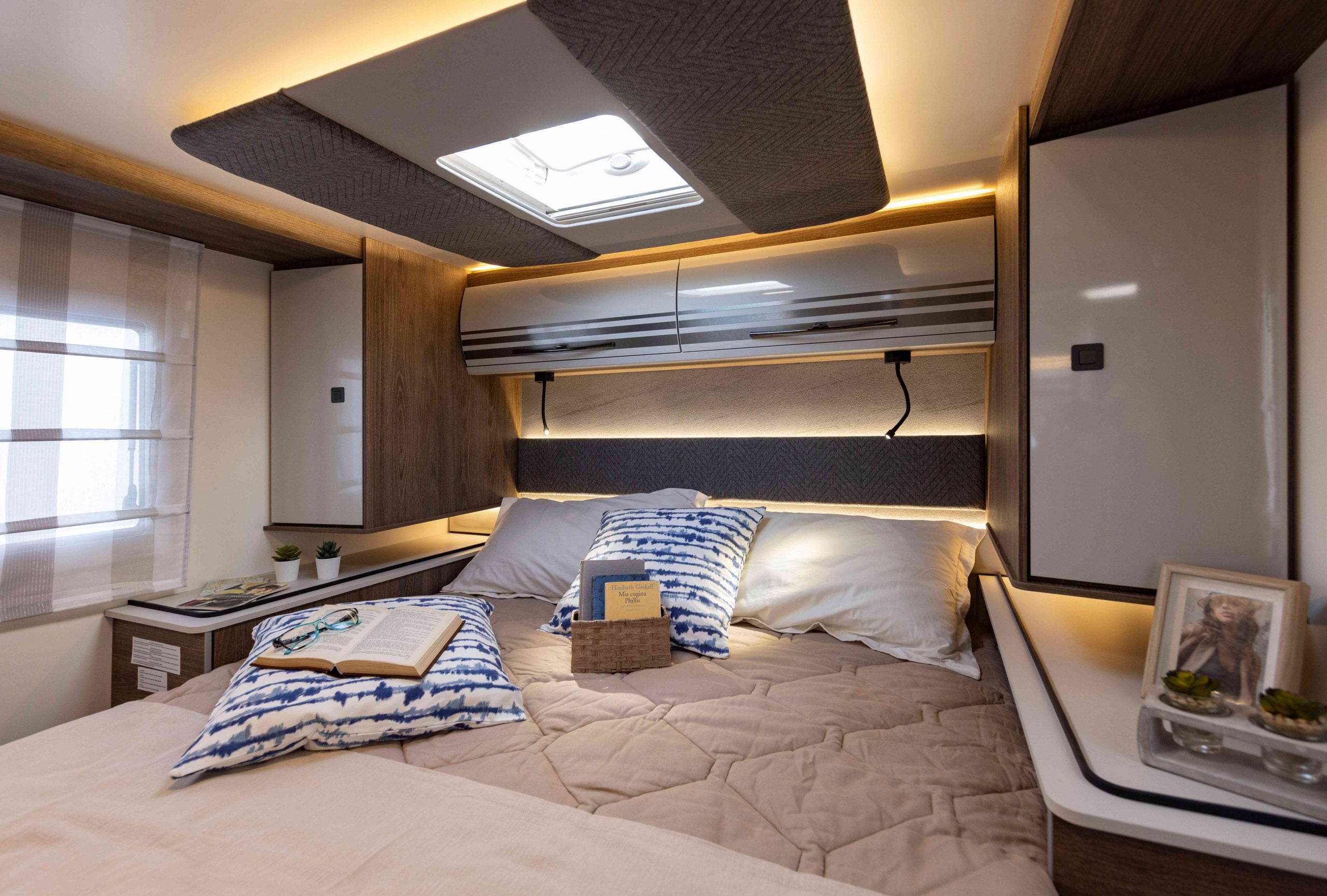 2026 - Roller Team - T-Line - 740 - Interior Rear Bedroom