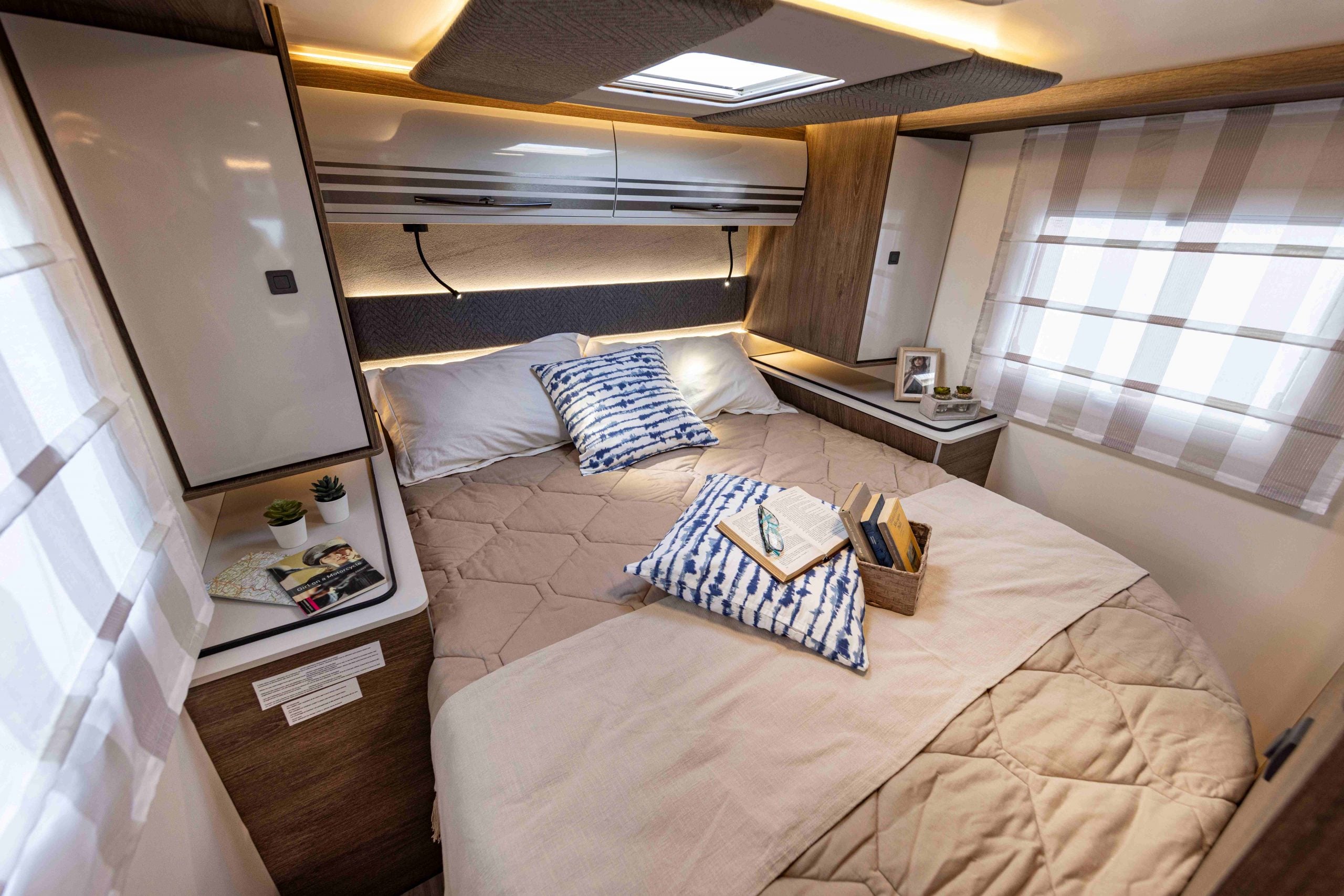 2026 - Roller Team - T-Line - 740 - Interior Rear Island Bed