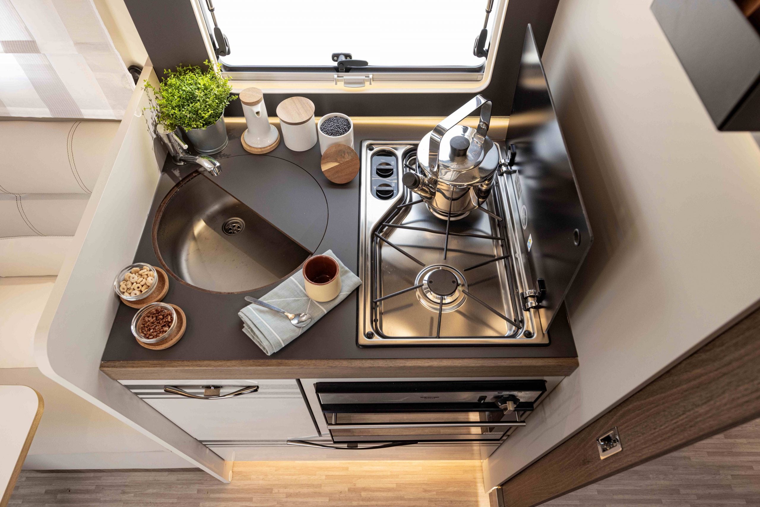 2026 - Roller Team - T-Line - 740 - Interior Stovetop