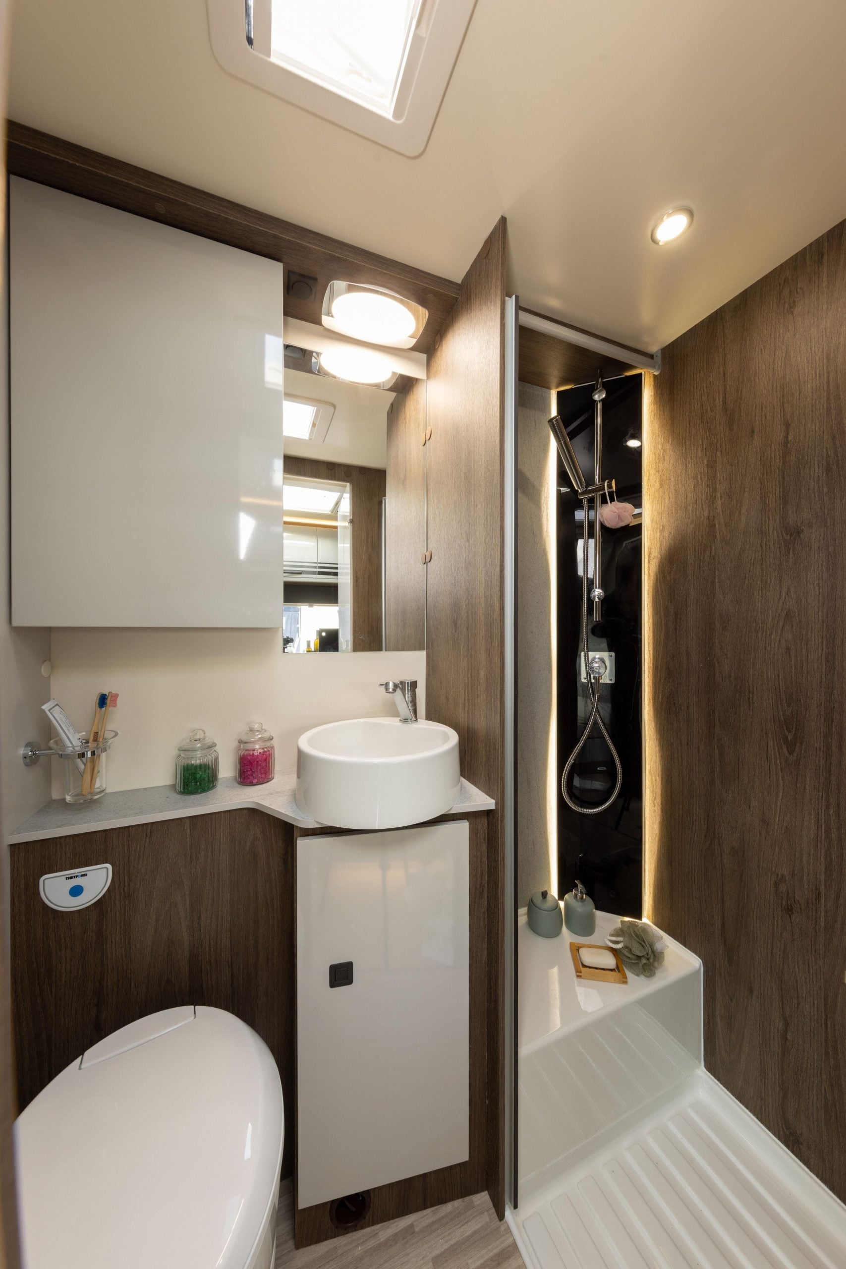 2026-roller-team-pegaso-745-interior-bathroom-portrait