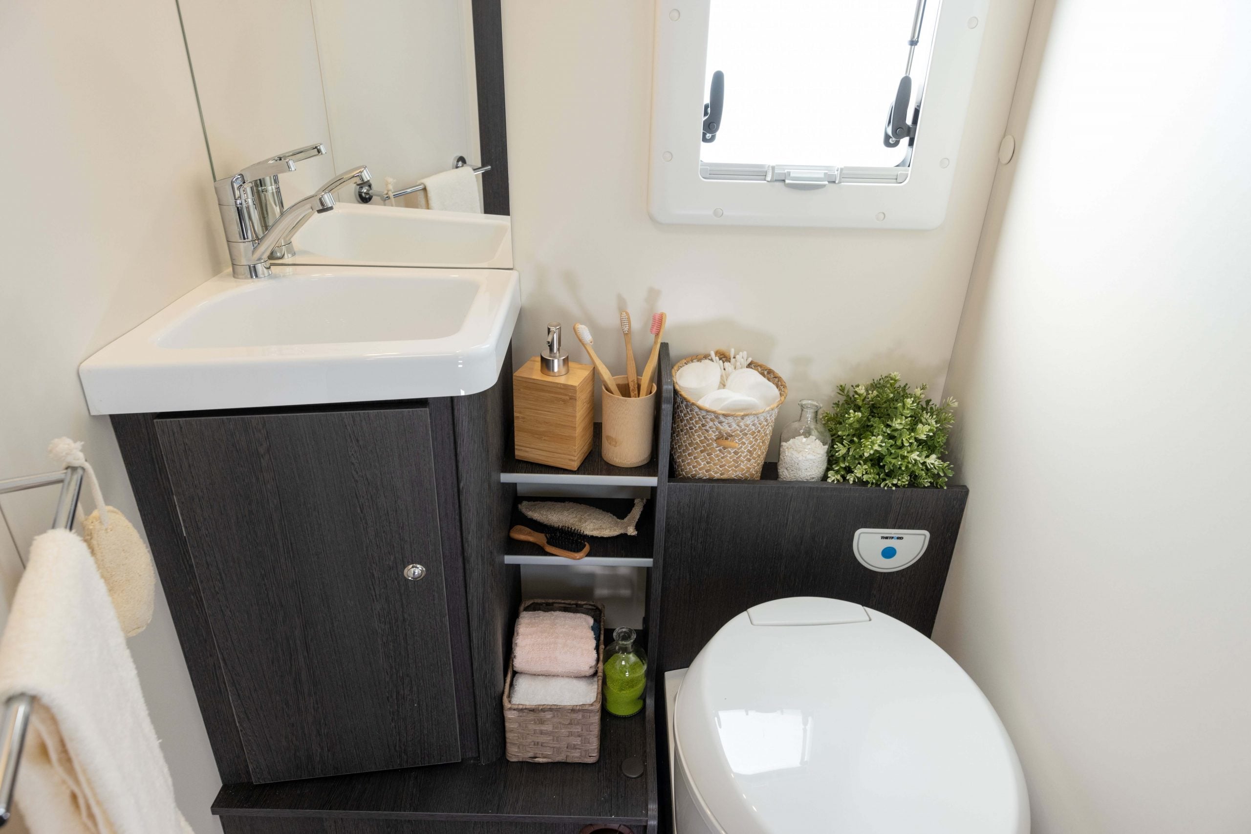2026-roller-team-zefiro-685-interior-bathroom