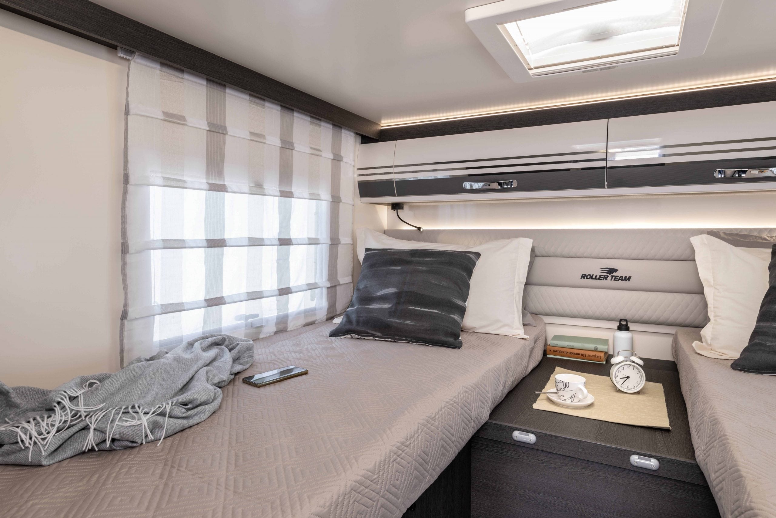 2026-roller-team-zefiro-685-interior-bedroom