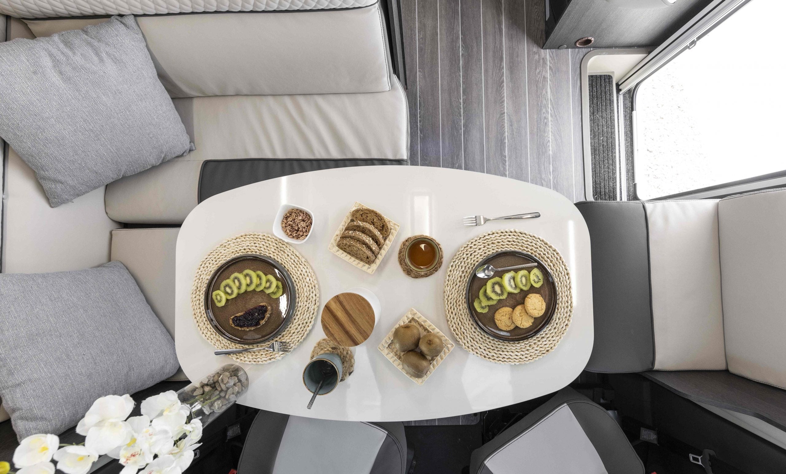 2026-roller-team-zefiro-685-interior-dining-table