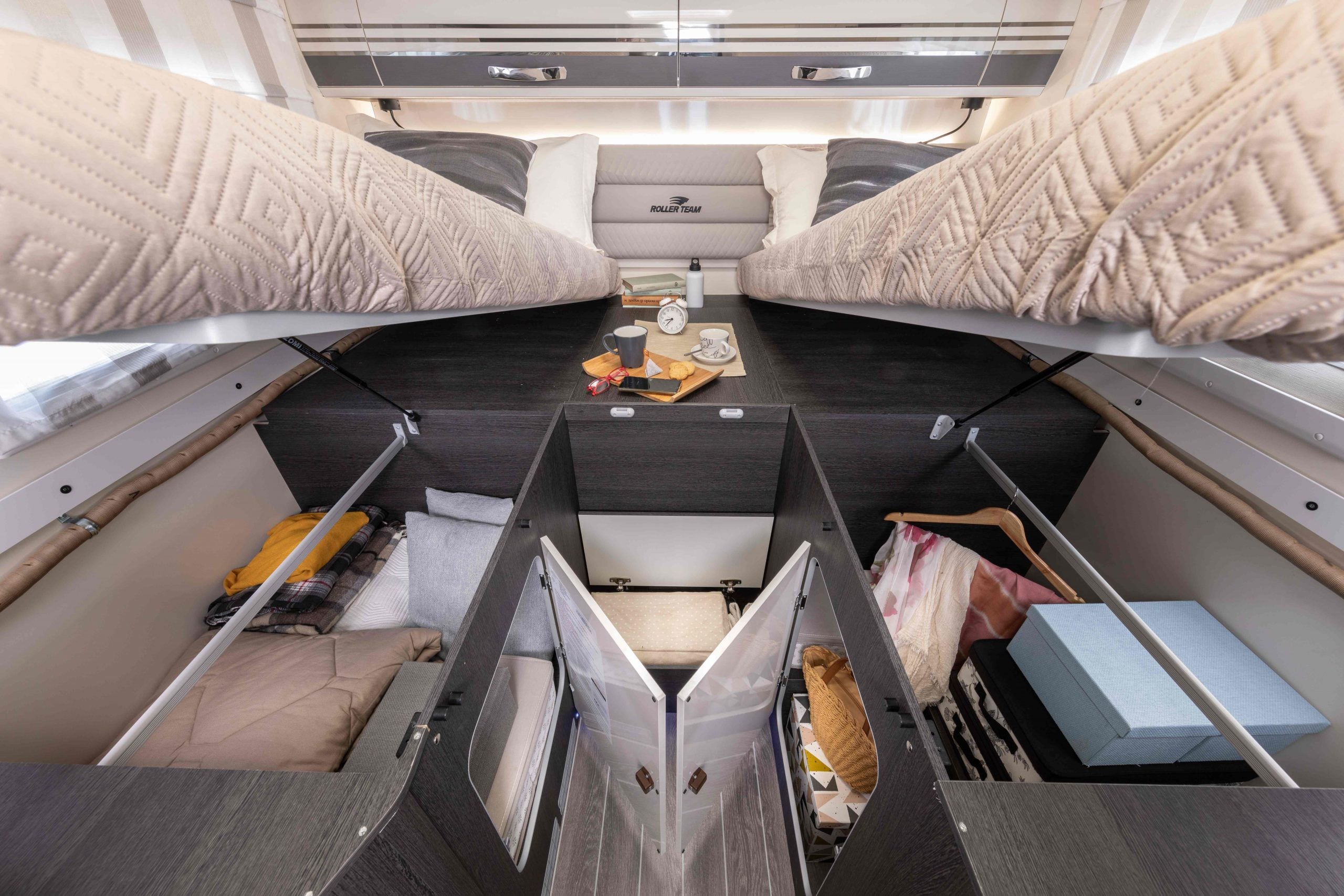 2026-roller-team-zefiro-685-interior-drop-down-bed