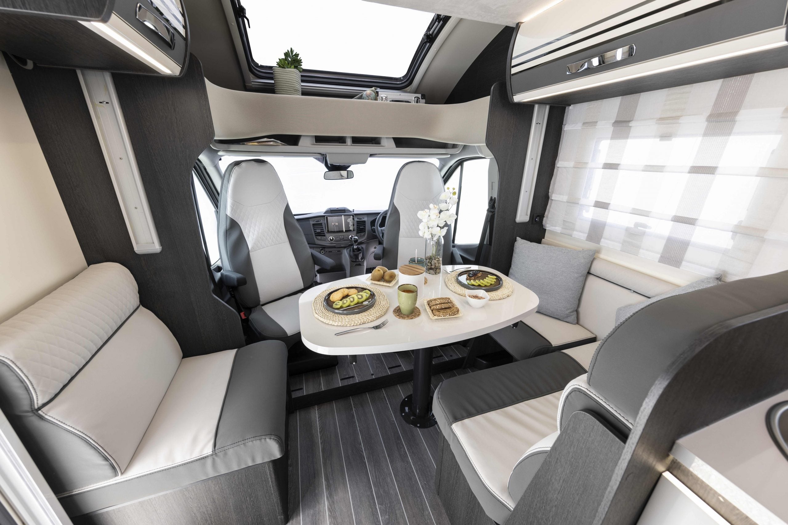 2026-roller-team-zefiro-685-interior-front-facing