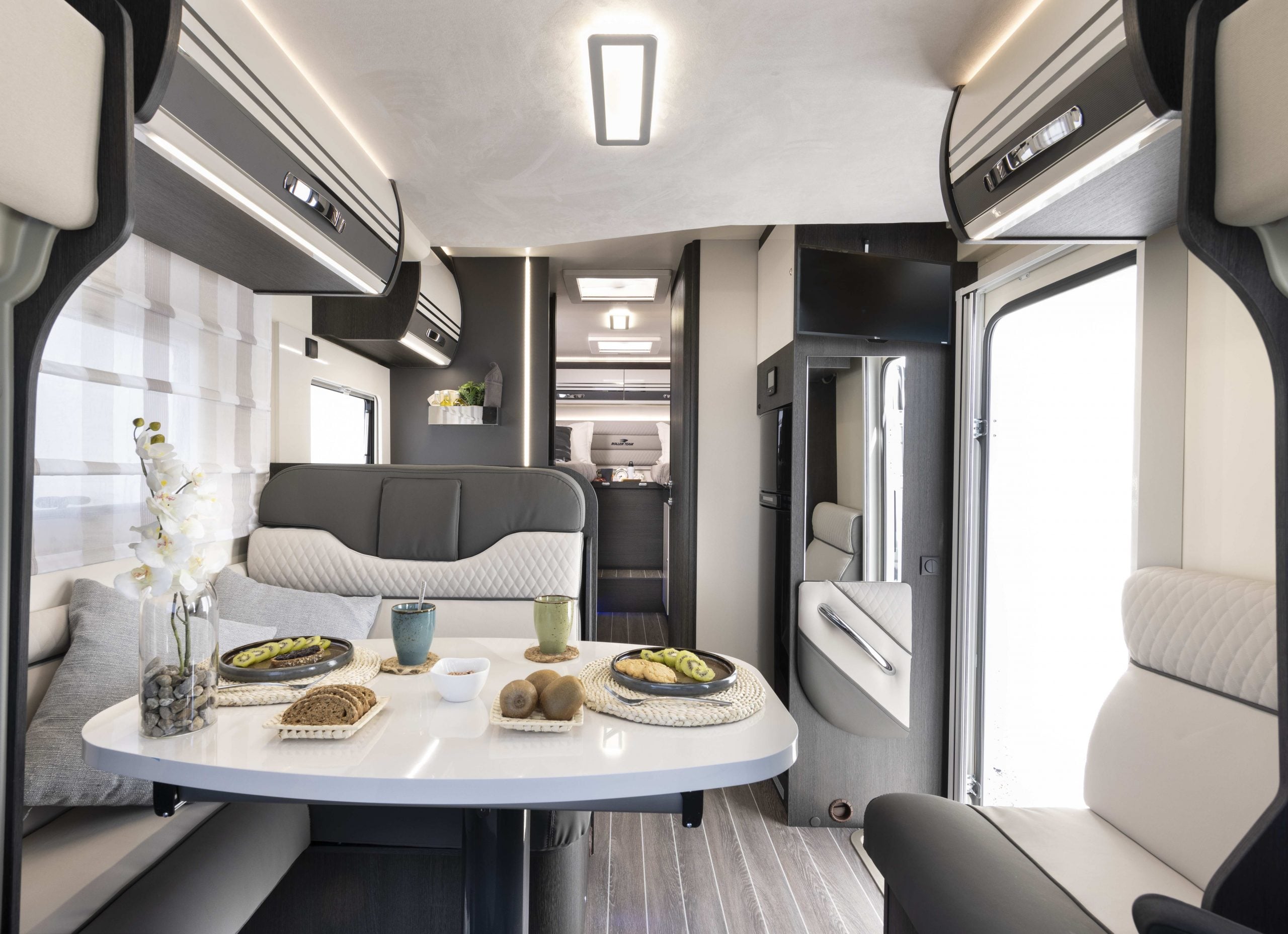 2026-roller-team-zefiro-685-interior-living-area-rear-view