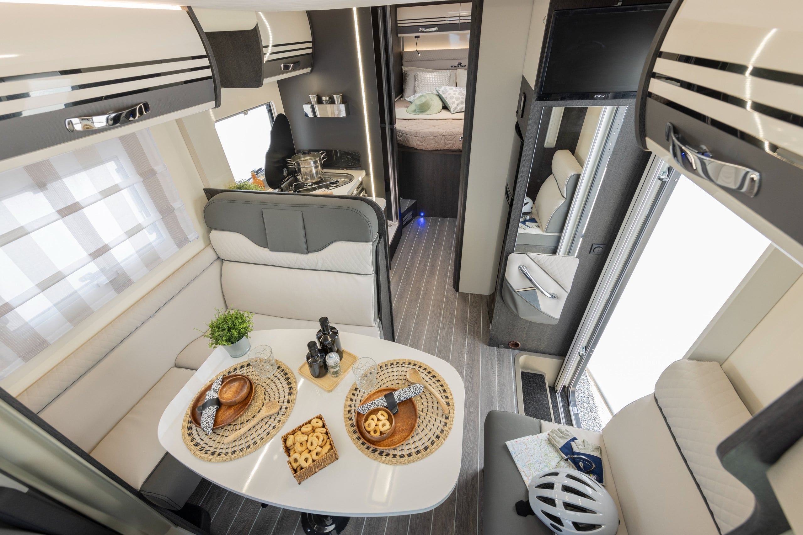2026 – Roller Team – Zefiro – 696 – Interior Lounge Kitchen Overview