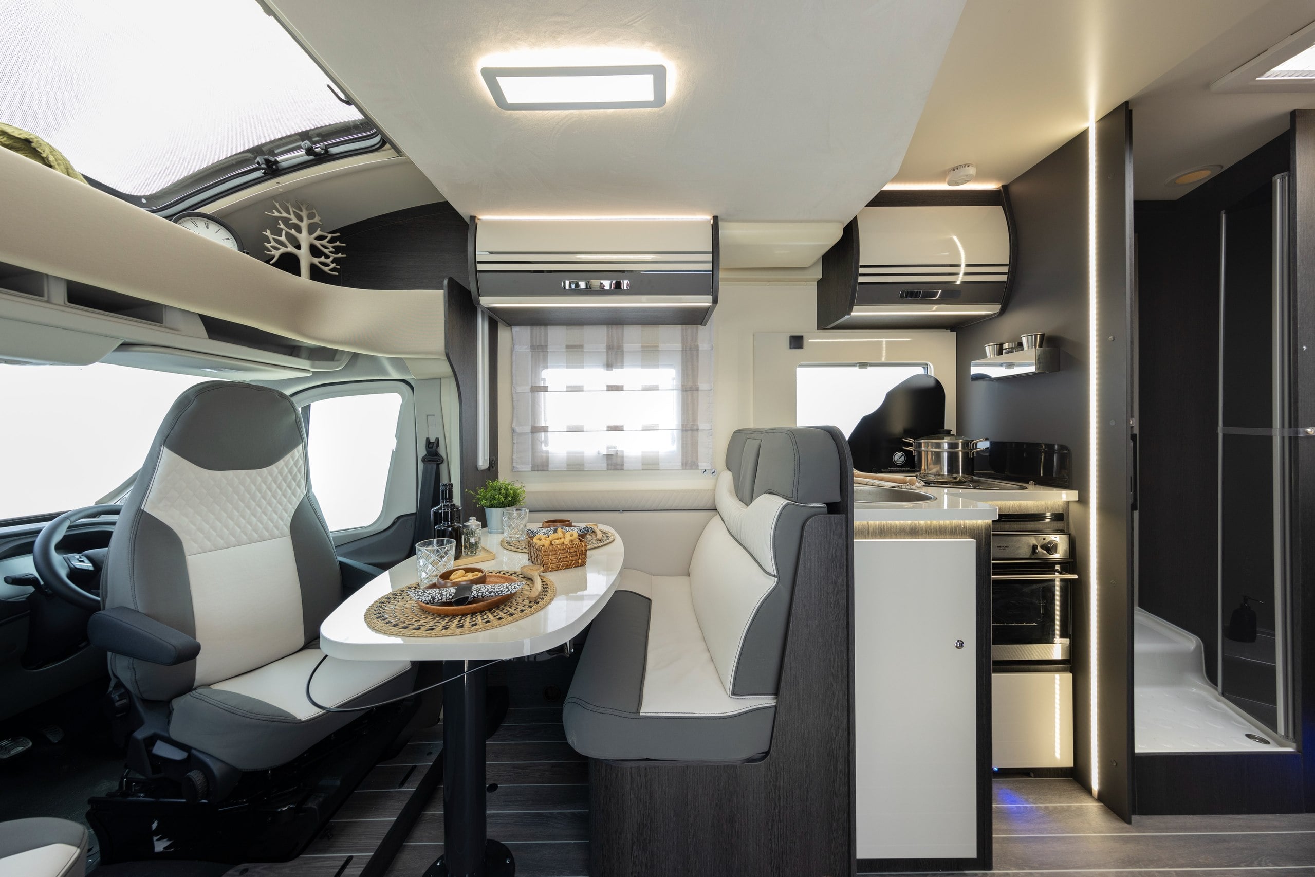 2026 – Roller Team – Zefiro – 696 – Interior Lounge Kitchen Wide