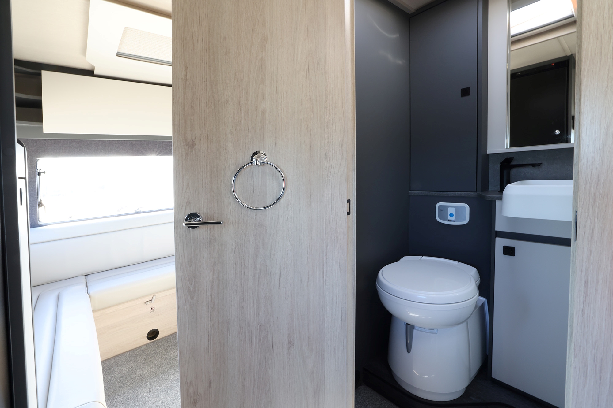 Auto-Trail - F-Line - F72 - Interior Bathroom