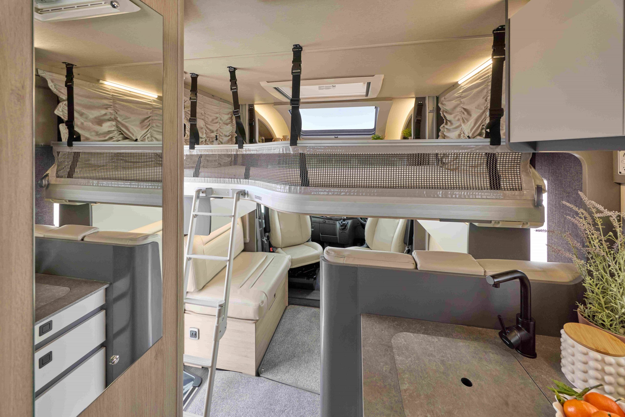 Auto-Trail - F-Line - F72 - Interior Electric Bed