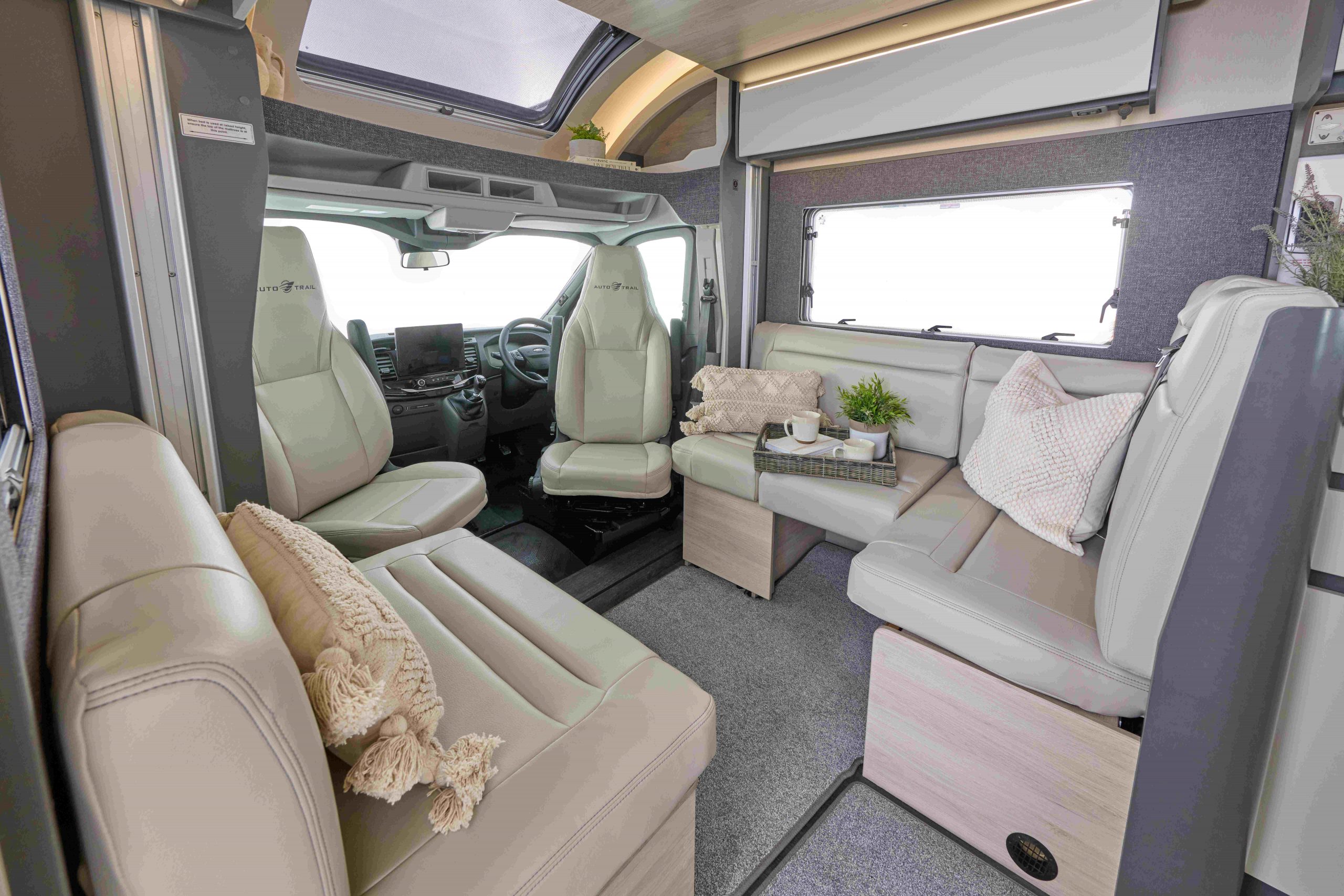 Auto-Trail - F-Line - F72 - Interior Front Dining