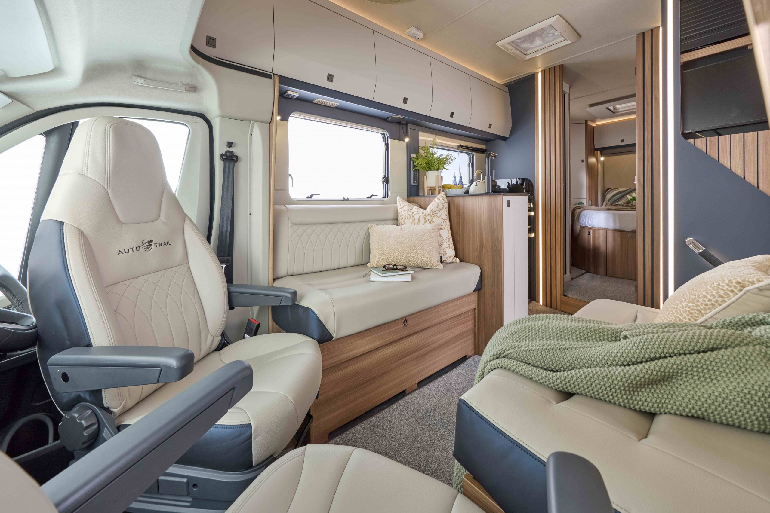 Auto-Trail - Frontier - Delaware - Interior dining Auto-Trail Delaware - Interior dining